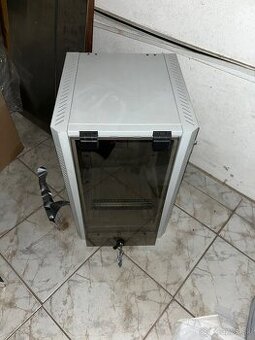 19” serverový rack / dátová skrinka – uzamykateľná