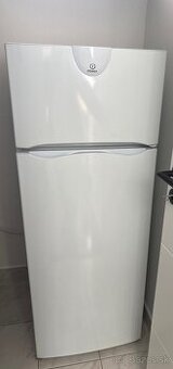 Chladnička indesit (stredná)