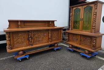 Komoda a vitrína s bohatou rezbou