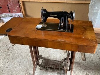 Funkčný zachovalý starožitný šijací stroj Minerva