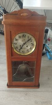 Nástenné kyvadlové hodiny