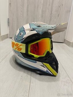 Helma na Motorku s okuliarmi