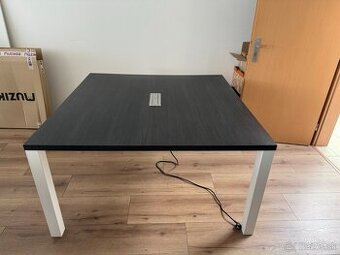 Predám veľký kancelársky stôl 140×140 cm s elektroboxom