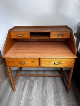 Písací stôl.