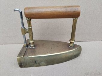 Stará zachovalá mosazna žehlička č.7 (vzadu značeni 7)