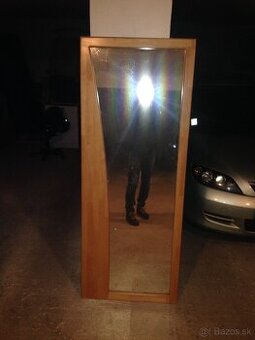 Zrkadlo v drevenom ráme