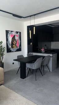 ZAMATOVÁ ČALÚNENÁ STOLIČKA