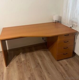 Priestranný kancelársky stôl so zásuvkami – TOP stav