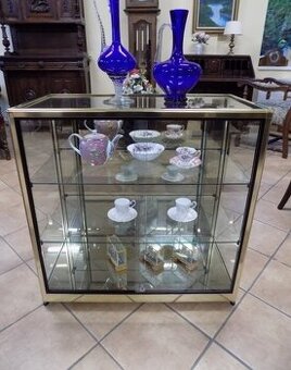 Sklenená vitrína s mosadzným rámom