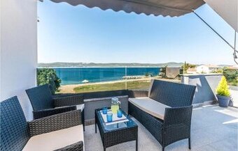 Chorvátsko dom s tromi apartmánmi 50 metrov od mora.