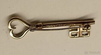 Strieborná brošňa v podobe kľúča
