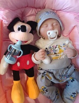 Realistické spinkajúce miminko