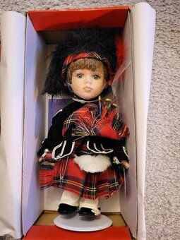 Úplne nová škóstka bábika Piper doll s porcelánovou tvárou