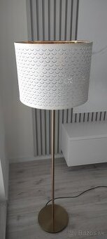 Elegantná stojaca lampa