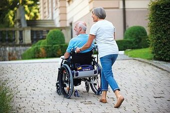 invalidny vozík 51cm s elektrickým pohonom pre asistenta