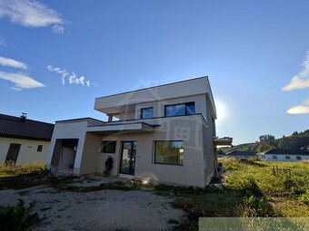 Moderný rodinný dom v pokojnej prírodnej lokalite, na skok