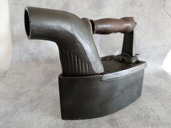 Stará velká orig. atypická žehlička s komínem, 4,69kg  TOP