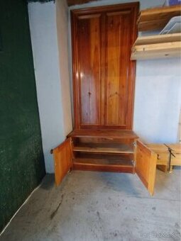 Vešiaková skriňa s botníkom