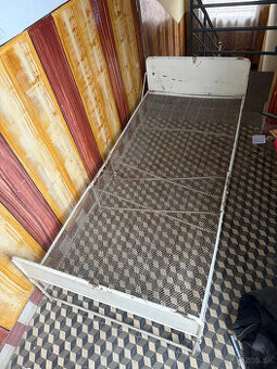 Stará skladacia kovová posteľ - nemocničná / ústavná - retro