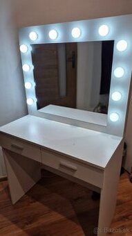 Kozmeticky/Toaletný Stolík