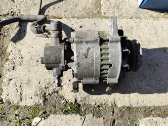 Alternátor Nissan TD27 s vakuovou pumpou