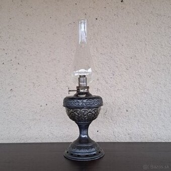 Starožitná  petrolejová  lampa