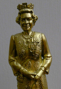 Pozlátená kovová soška kráľovnej Alžbety II. a iné dekorácie - 1
