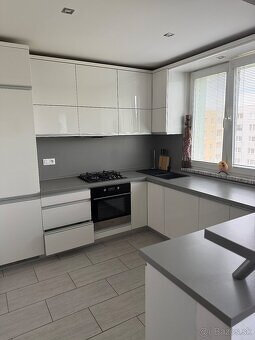 PREDÁM 3 IZBOVÝ BYT,KOMPLETNÁ REKONŠTRUKCIA, 65m2,loggia 3m2