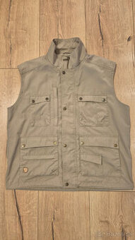 Polovnícka vesta Fjällraven a poľná fľaša Laken Canadiense