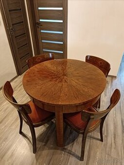 Starožitny stôl so stoličkami