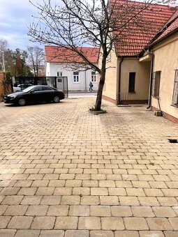 Obchodný priestor s vlastným parkoviskom v centre Malaciek