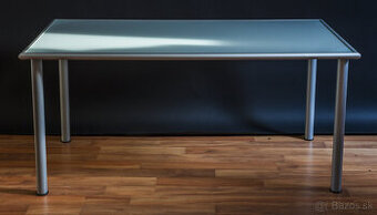 Elegantný kancelársky stôl