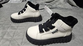 Dievčenská zateplená obuv, nová, veľkosť 37