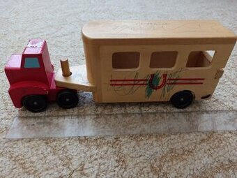 Drevené autíčko na prepravu koníka