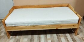 drevena postel s polohovatelnym rostom a matracom