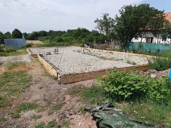 Predám stavebný pozemok s elektr. prípojkou a s projektom