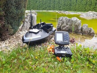 Zavažacia zakrmovacia lodka s GPS a farebným sonarom .