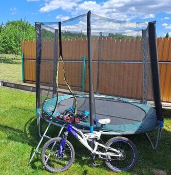 Trampolina, bicykel, korcule