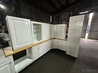 Moderná kuchynská linka so spotrebičmi