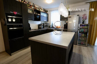 NA PREDAJ 4-izbový rodinný dom zariadený so záhradkou