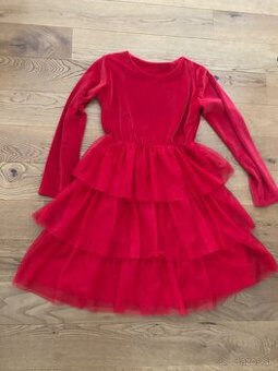 Červené šaty ideálne na vianočné fotenie