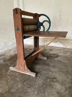 Starý drevený mangel