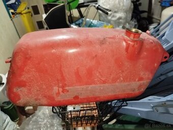 Predám nádrž na Jawu mustang.