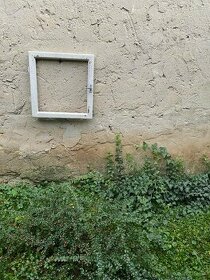 Starý drevený okenný rám - 1