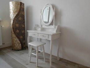 Kozmetický stolík biely,+ záclony+ 5 x vankúš s náplňou.