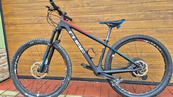 Carbonovy horský bicykel značky CUBE