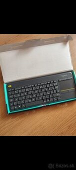 Bezdrôtová klávesnica s integrovaným touchpadom
