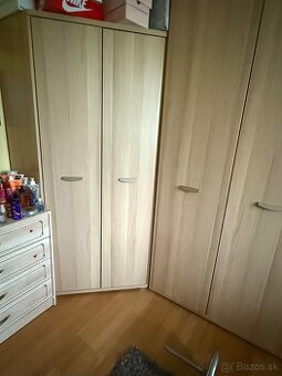 Predám tieto vysoké skrine