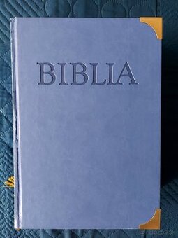 Biblia s kovovými rožkami