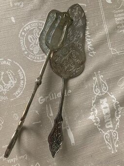 Postriebrené kliešte a lopatka na tortu
